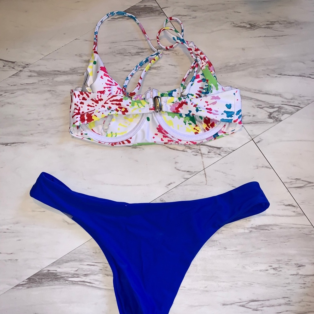 Bikini! - Picture 4 of 5